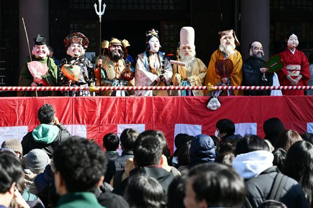 留学生扮する七福神とお多福