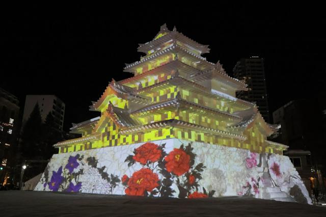 プロジェクションマップで彩られた大雪像「会津　鶴ケ城」
