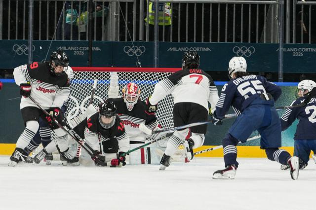 第1ピリオド、フランスの攻撃をしのぐ床秦留可⑭ら日本の選手たち