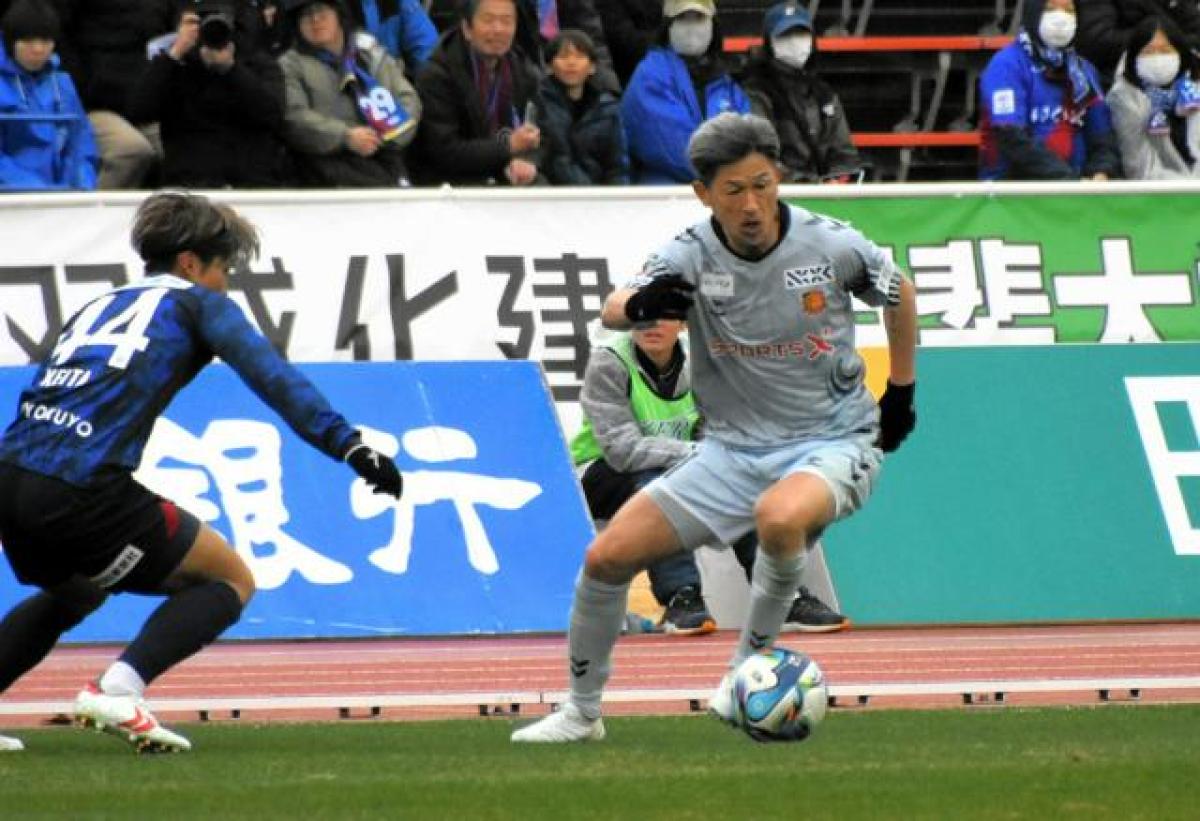 甲府との開幕戦で先発出場した福島の三浦知良（右）は前半２０分までプレーした