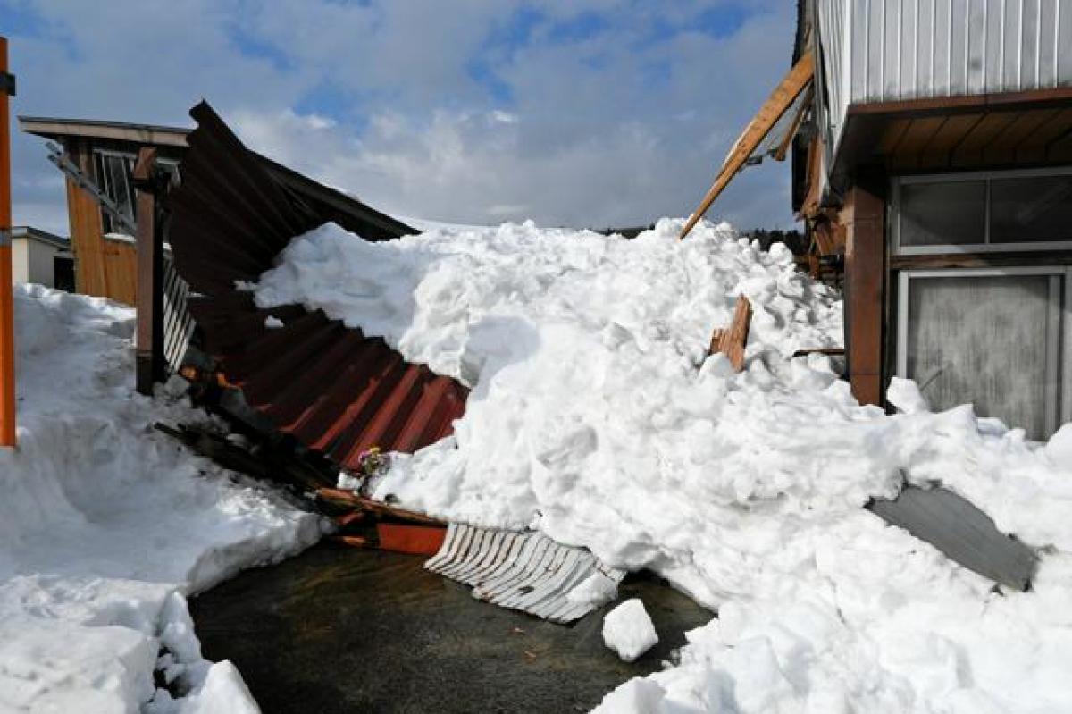 雪の重みで車庫部分が倒壊した民家。住人1人が死亡した