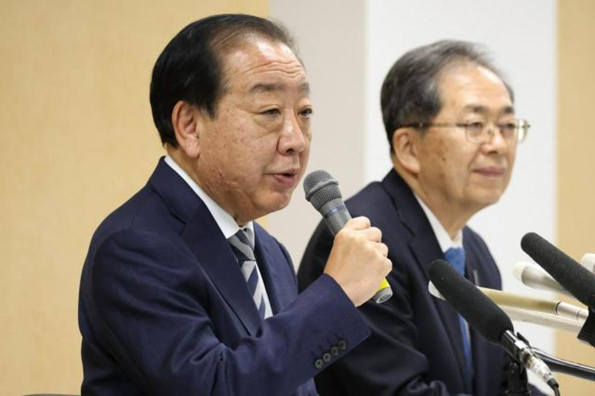 衆院選から一夜明け、記者会見で話す中道改革連合の野田佳彦共同代表（左）