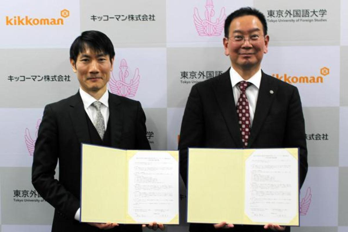 研究協定を結んだ東京外大の春名展生学長（左）とキッコーマンの北倉芳久常務