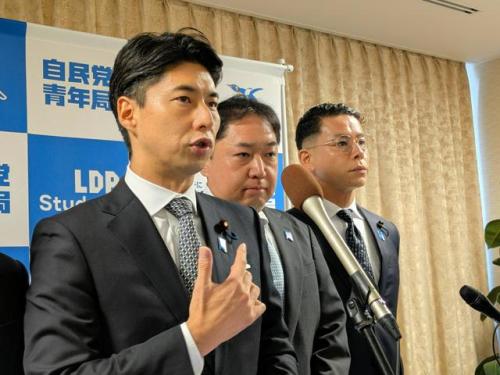 自民党の中曽根康隆青年局長が話している様子