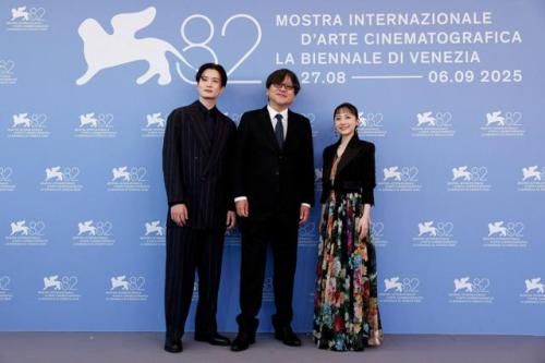 左から岡田将生さん、細田守監督、芦田愛菜さんが、ベネチア国際映画祭で記念撮影をしている