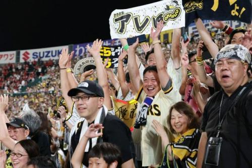 セ・リーグで阪神タイガースが優勝して、ファンが喜んでいる