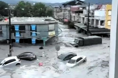 台湾の花蓮県で、湖の水があふれて市街地が水で浸かっている様子