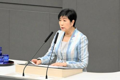 画像：東京都議会で話す小池百合子知事