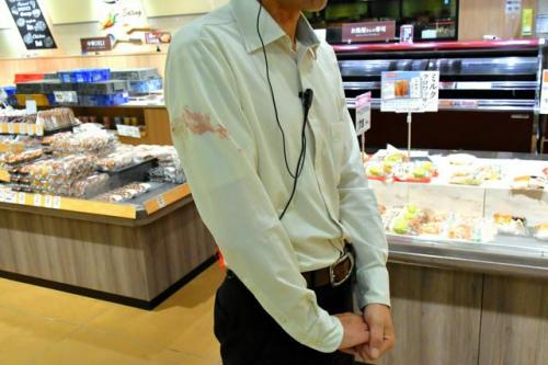 クマが出たスーパーの店長が、新聞の取材を受けている様子