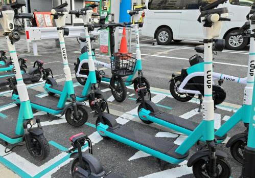 画像：並んだ電動キックボード