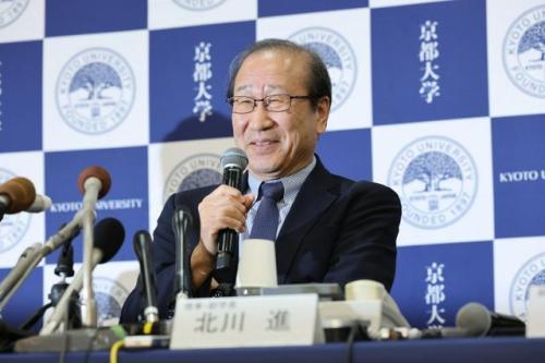 記者会見で話す北川進特別教授