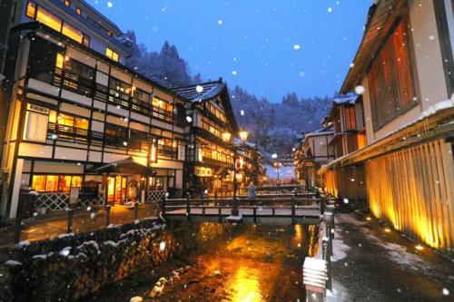 画像：山形県「銀山温泉」の、雪が降る夜のようす