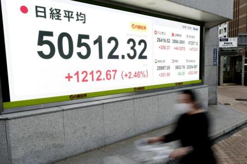 2025年10月27日の日経平均株価の終値を表示している電子パネル