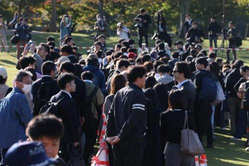 画像：裁判を見るために集まる人たち