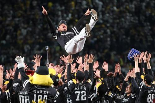 ソフトバンクの小久保裕紀監督が選手に胴上げをされている様子