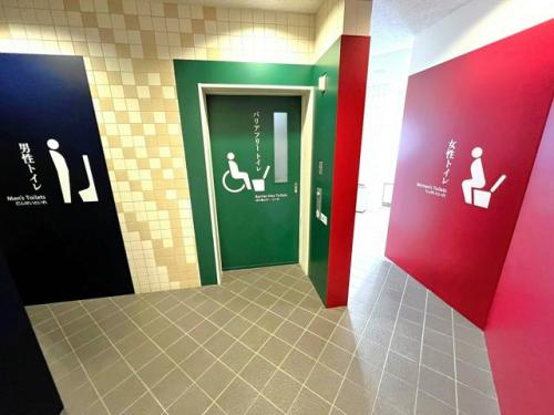 写真：男子トイレ、バリアフリートイレ、女子トイレが並んでいる