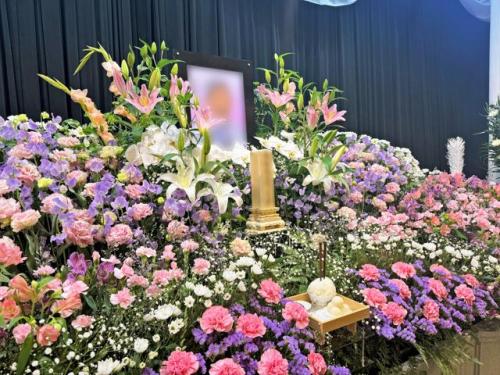 画像：お葬式の祭壇。遺影（写真）と花などを飾っている