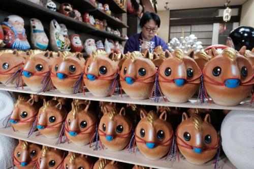 午年の干支だるまが並んでいる様子