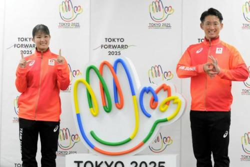 写真：デフリンピック日本選手団の2人。空手女子の小倉選手（左）とサッカー男子の松元選手