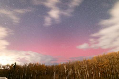 画像：オーロラによって赤っぽくなった空