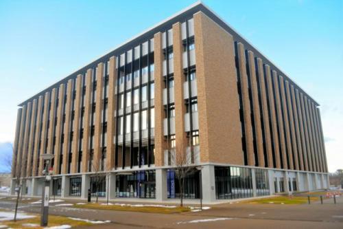 東北大災害科学国際研究所。震災翌年に発足し、工学、医学、歴史学など学際的な研究に取り組んできた