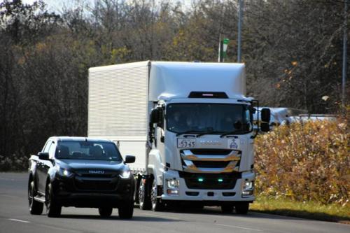 画像：いすゞ自動車の自動運転トラックが走っている