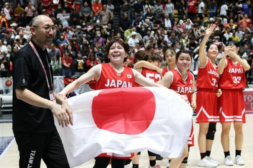 デフリンピック東京大会　バスケットボール女子決勝で米国を1点差で破って優勝し、観客席に笑顔で手を振る日本の選手たち