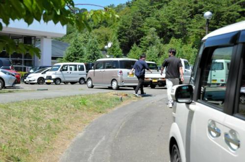 画像：岩手県大槌町で、駐車場に車が入りきらない様子