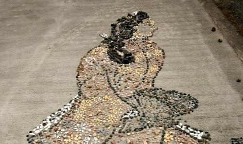 石ころで描いた「見返り美人図」（菱川師宣）