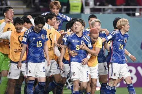 サッカーW杯カタール大会のドイツ戦で同点ゴールを決めた堂安⑧と喜び合う日本の選手たち
