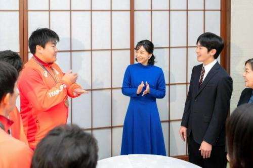 第25回夏季デフリンピック東京大会の金メダリストらと懇談する秋篠宮家の次女佳子さまと長男悠仁さま