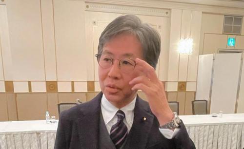 記者団の取材に答える立憲民主党の安住淳幹事長