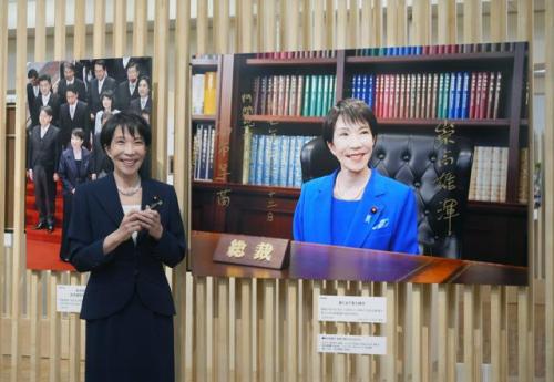 自民党総裁室で、椅子に座る自身の写真（日刊スポーツ撮影）にサインした高市早苗首相