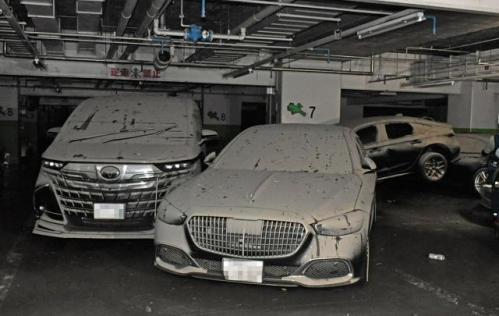 水没した地下駐車場「くすの木パーキング」の地下2階。被害を受けた車両は泥をかぶった状態だった（画像の一部を加工しています）
