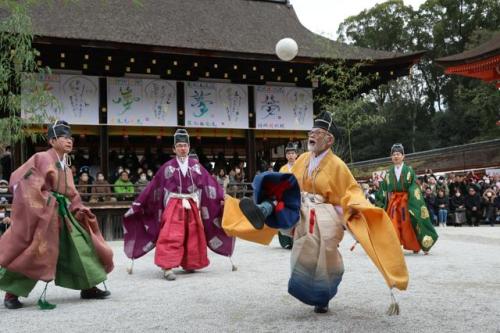 下鴨神社の境内で蹴鞠（けまり）を披露する蹴鞠（しゅうきく）保存会のメンバーら