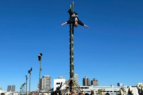 出初め式で「はしご乗り」を披露する人たち