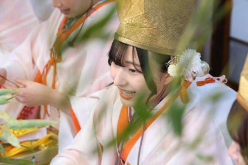 十日戎で福笹に吉兆類をつける福娘