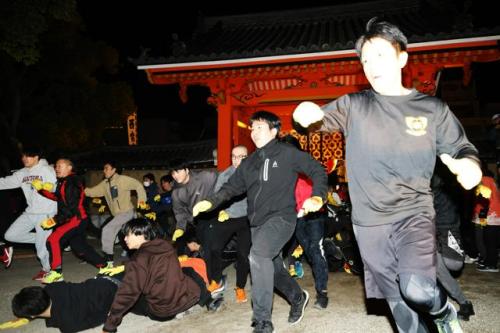 一斉に駆け出す参加者たち。転倒する参加者もいた