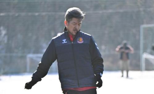 ボールを蹴る三浦選手