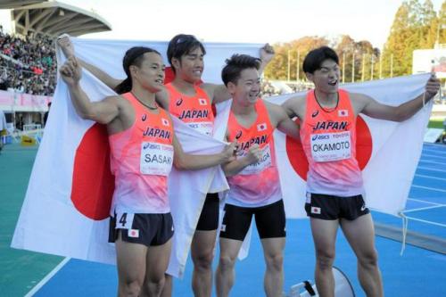 デフリンピック東京大会で金メダルを獲得した4×100メートルリレーの日本チーム。右端が岡本隼さん