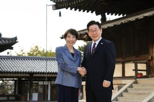 法隆寺の境内で握手する高市早苗首相（左）と韓国の李在明大統領