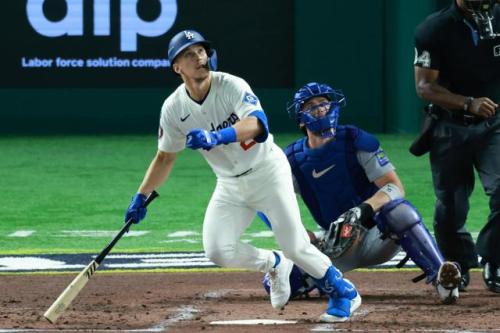 2025年3月、カブス戦の三回2死に左越えの本塁打を放つドジャースのエドマン
