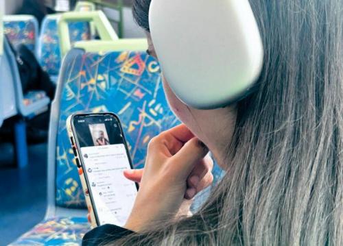 電車内でSNSを見る女子高校生。「移動中は音楽を聴いたり、ショート動画を見たりして過ごす」