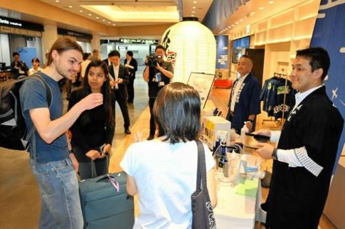 成田空港ではインバウンド向け観光拠点「NARITA　BEYOND」がオープン。和風の内装で、イベントも開かれる