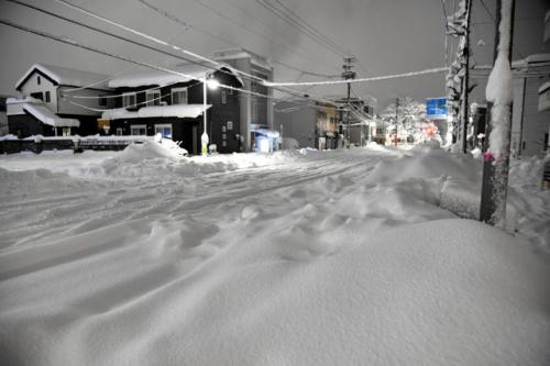 積雪が50センチを超え、車が走れなくなった道路