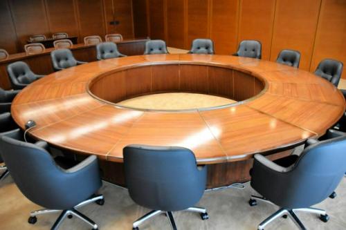 最高裁の裁判官会議室。円卓に裁判官の数と同じ15個の椅子が並ぶ