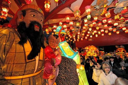 点灯されたランタンを見ようと多くの観光客らが訪れた