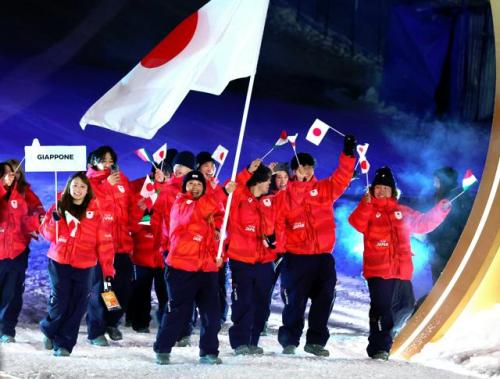開会式で、旗手の冨田せなを先頭に入場行進する日本選手団