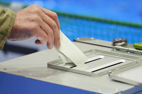衆院選の投開票日に1票を投じる有権者