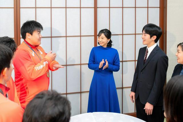 第25回夏季デフリンピック東京大会の金メダリストらと懇談する秋篠宮家の次女佳子さまと長男悠仁さま